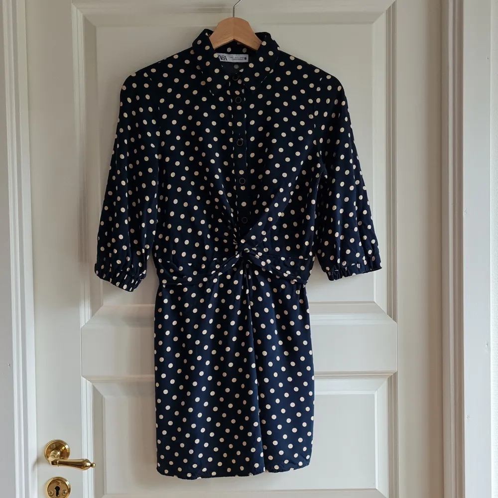 A navy blue dotted dress from Zara. Made from 100% viscose, flowy thin material makes it perfect for the summer 🌞 It looks great with both heels and snickers 👟 Used only 1 time so looks like new 🥰 Size S.. Klänningar.