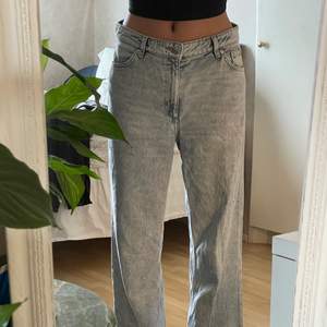 Jeans som är förstora för mig. De är en bra längd men för stora i midjan då jag brukar ha storlek 38-36 men det går att lösa med skärp. (Jag är 178cm)