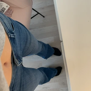 Populära Jeans  - Säljer dennas populära lågmidjade, bootcut jeans köpte på hm med prislapp på. Kommer inte till användning för mig. Dessa är slutsålda överallt. St 40 men passar en s/m som jag har. Jag är 173 och på mig sitter de bra i längden. 