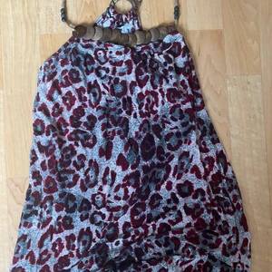 Leopardklänning - med fina detaljer sitter löst åt 