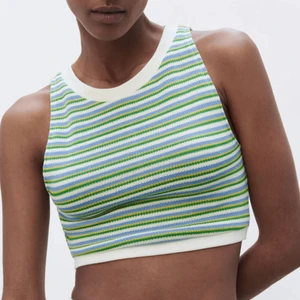 Topp - Supergullig topp från zara, aldrig använd och prislapp kvar💕 liten i storleken, har vanligtvis s. 