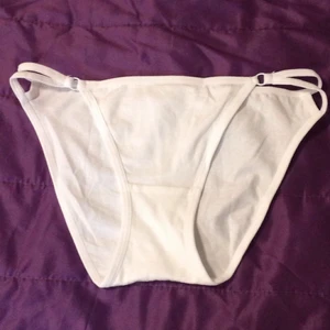 Ny/Oanvänd Trosa strl S - Fin vit bomullstrosa i storlek S från SheIn. I nyskick utan defekter (har ej testat dem) ☺️