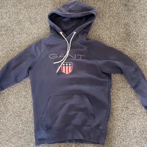 Gant hoodie - Säljer min gant hoodie, storlek S. Slitna snören och i armarna.  50kr, köparen står för frakten 