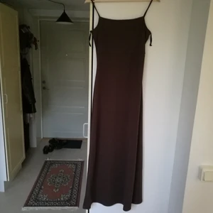 Brun klänning från Humana 🍓 - Härlig brun lång sommarklänning i någon sorts polyester-blanding tyg! Mycket skön, mjuk och stretchig. Använd ett fåtal gånger, säljer för att den uppenbarligen är för lång för mig haha 💔 jag e 168 cm o den kommer till anklarna på mig liksom. Superbra skick! Ett riktigt kap