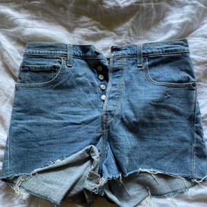 Levis shorts, knappt använda! Storlek 31, motsvarar 42. 250 kr inklusive frakt :)