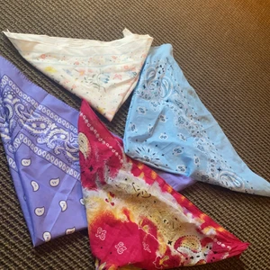 Bandanas  - Bandanas som man kan ha på massa sätt(topp, hår, scarf etc). Dom kostar 15kr styck och frakten kostar 12kr. Den ljus lila är den ända som finns kvar.