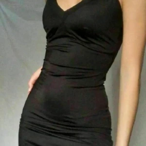 jättefin klänning - jättefin klänning som var köpt secondhand den passar tyvärr inte mig så de därför jag säljer vidare💕 