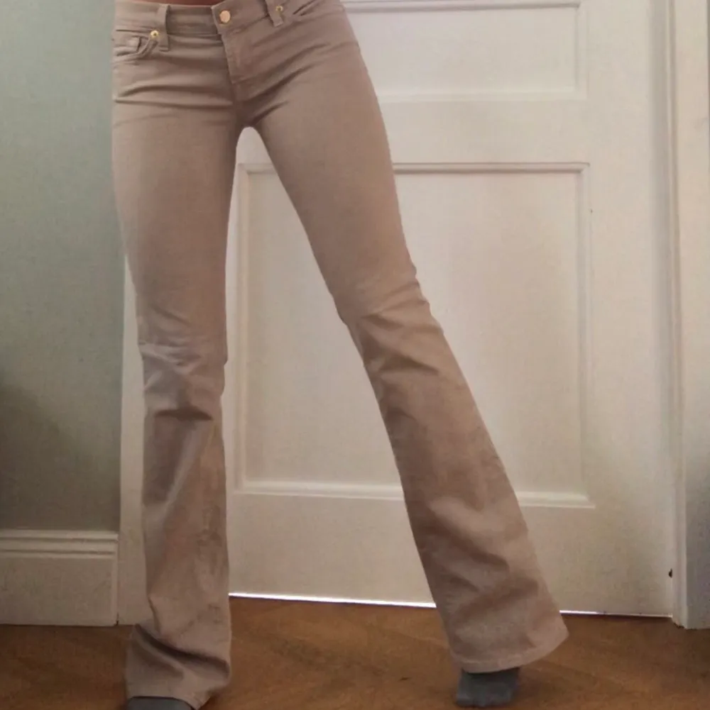 Så snygga lågmidjade vintage jeans från 7 for all mankind! Jag är 1.70 och dessa är långa på mig! ❤️Fraktkostnaden är medräknad i priset!. Jeans & Byxor.
