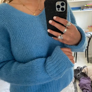Finstickad tröja - Super snygg finstickad tröja! Färgen är super fin och klarblå, är som på bild 3 i verkligheten. Är i storlek xs men tröjan är lite oversized så skulle säga s/m
