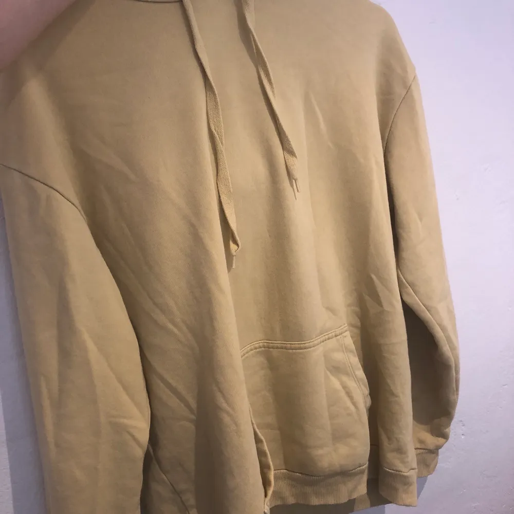 En fin gul, hoodie från cubus som jag köpte för ett par år sedan! Säljer den för att den tyvärr inte längre kommer till användning Köparen står för frakt❣️❣️. Hoodies.