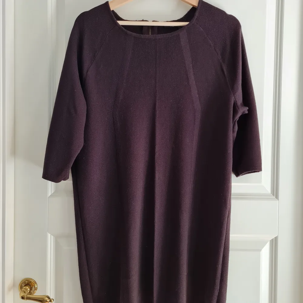 Comfy knitted dress in dark purple color. 3/4 sleeve. Looks like new 😊 Total length 76 cm.. Stickat.