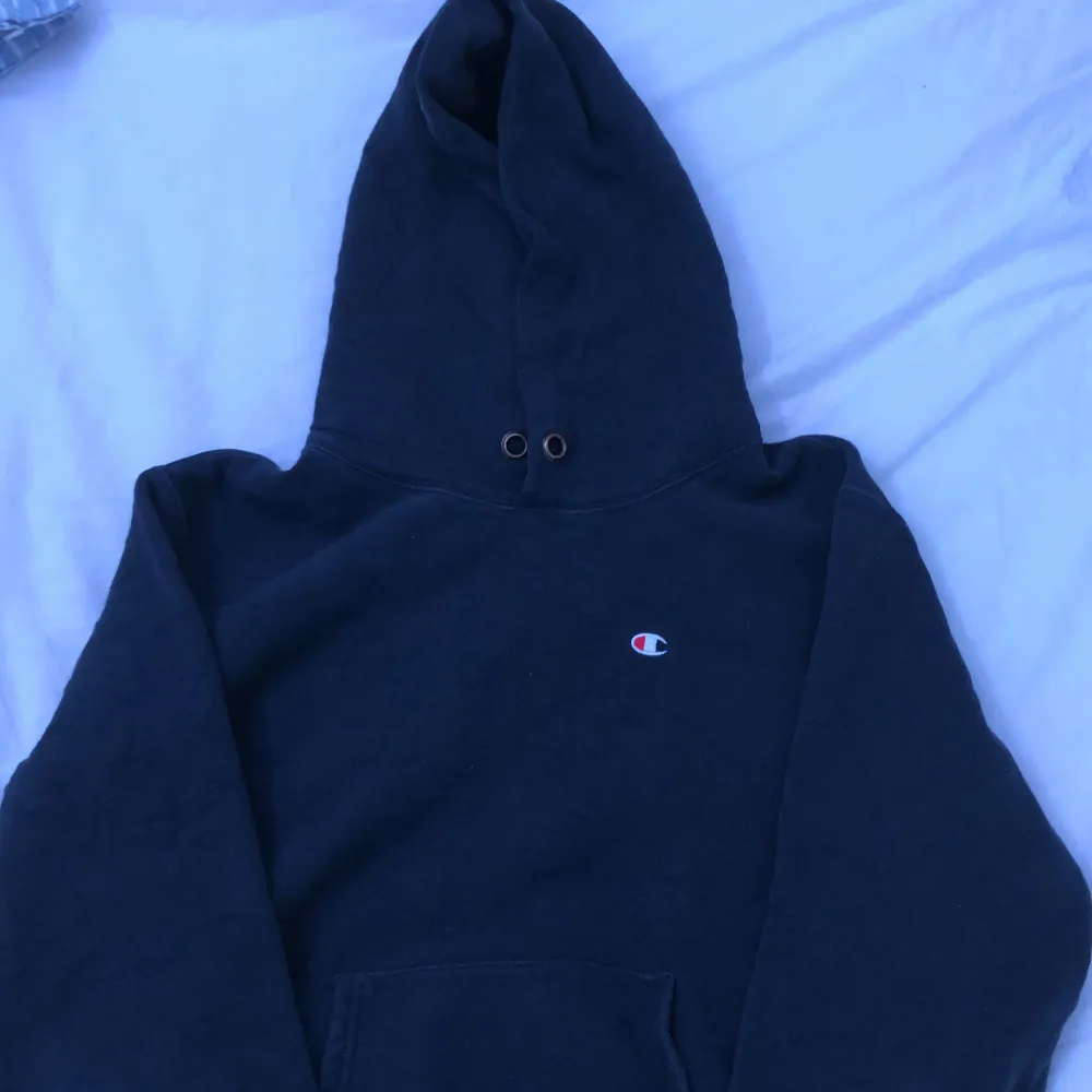 Skit snygg vintage champion hoodie, skriv för fler bilder eller andra frågor, priset går att diskuteras.. Hoodies.