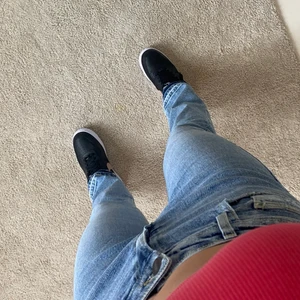 raka jeans! - Säljer då jag tycker dom är lite korta på mig, jag är 178ish, lätta att klippa av till sin längd🤍 storlek 38 men passar dom mellan 34-38 skulle jag chansa på!