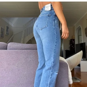 Jeans - Köpte dessa superfina jeans här på Plick av en tjej men tyvärr var dem försmå för mig.. Så nu letar jag efter en ny ägare till dessa. Slitningar, snygg blå färg och perfekt längd för mig som är 173. Är lite bootcut liknande modell. Bilderna är lånade från tjejen som hade dem innan mig!! Köpare står för frakt!