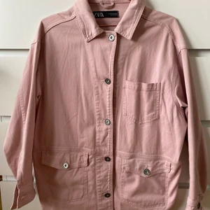 Zara Jeansjacka - Säljer min fina jeansjacka från Zara i rosa. Storleken är XS men den är aningen oversized så passar även S/M beroende på hur man vill att passformen ska vara. Knappt använd!