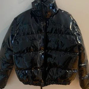 Puffer jacka i storlek M - Storlek M men passar som S. Säljer för att jag inte använder den.  För mig som har XS är den vid min midja. Kan mötas i Alingsås eller Göteborg, annars får man betala frakt 😜 Är inte helt säker hur mycket frakt kostar än. Kan nog sänka priset till 200 kr om jag är desperat 😀👍