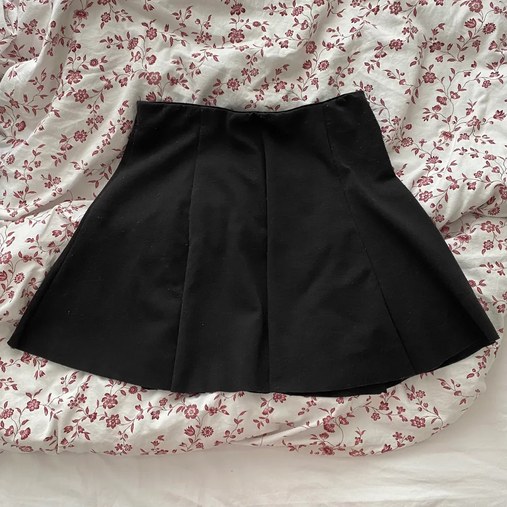 Trendig liten svart kjol från Brandy Melville! Köptes för några år sedan så den har kommit till bra använding men är ändå i bra skick.  . Kjolar.