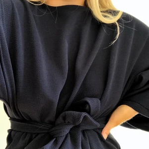 Marinblå topp - Marinblå topp från Shein som aldrig används. Bilderna är lånade då jag köpte den här på Plick så lånade jag tidigare ägarens bilder. 