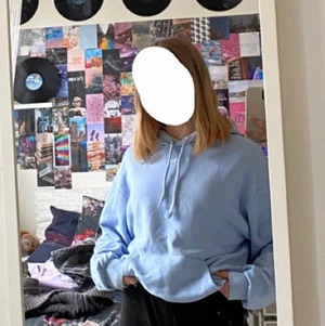 Blå hoodie - En fin blå hoodie från Monki! Köpt på ett privat loppis och är i väldigt bra skick! Köparen står för frakt 📦 Skriv vid frågor💕