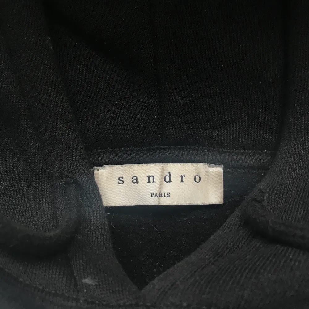 Sandro hoodie med grön och vit detalj🦄⭐️ Köpt för 1200kr och säljer för 400kr, frakt kostnad tillkommer beroende på var den ska skickas. Storlek S men sitter lite oversized!. Hoodies.