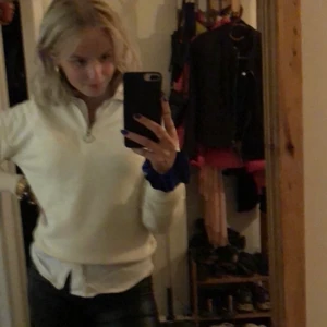 Vit sweatshirt  - Vit sweatshirt med dragkedja. Storlek xs/s 