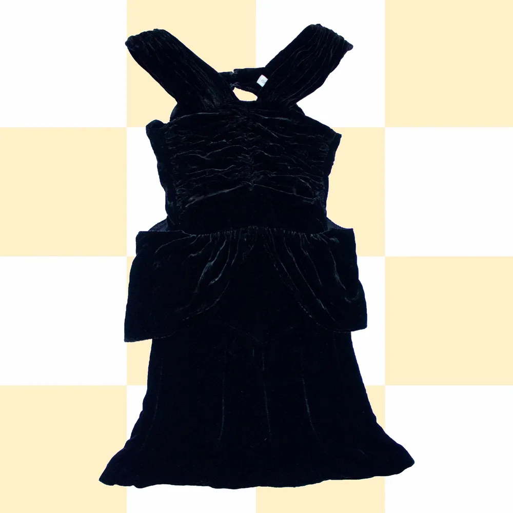◾️ BEAUTIFULLY DRAPED BLACK VELVET MINI DRESS FROM CARIN WESTER. SAMPLE (ONE OF A KIND)   • SIZE - XXS-XS / EU 32-34  • BRAND - Carin Wester • MATERIAL - Velvet  . Klänningar.