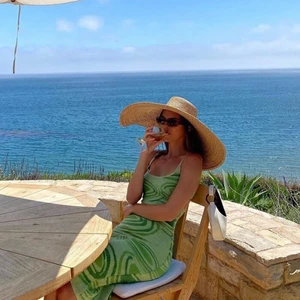 Grön klänning  - Grön stickad hos klänning som är i nyskick då den endast är testad. 