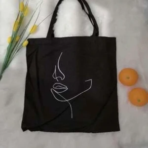 Tyg Väska  - Säljer denna tyg väskan som många är intresserade av. Säljer den för 60kr.