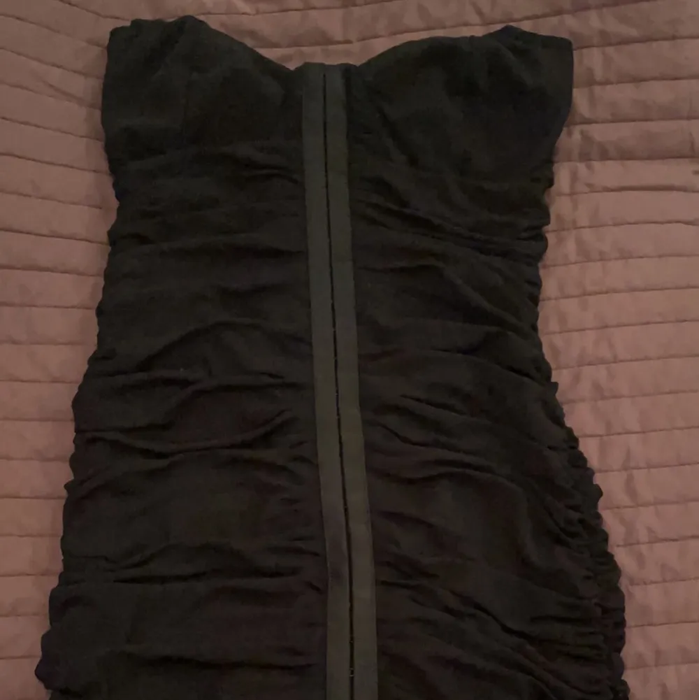 En snygg svart klänning som är helt oanvänd och har prislapp på. Den är sjukt snygg och är sjukt snygg på. Den är i storlek S. Klänningar.