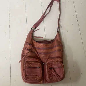 Skinnväska rosa - Väska i äkta skinn. Många smarta och bra fack. 