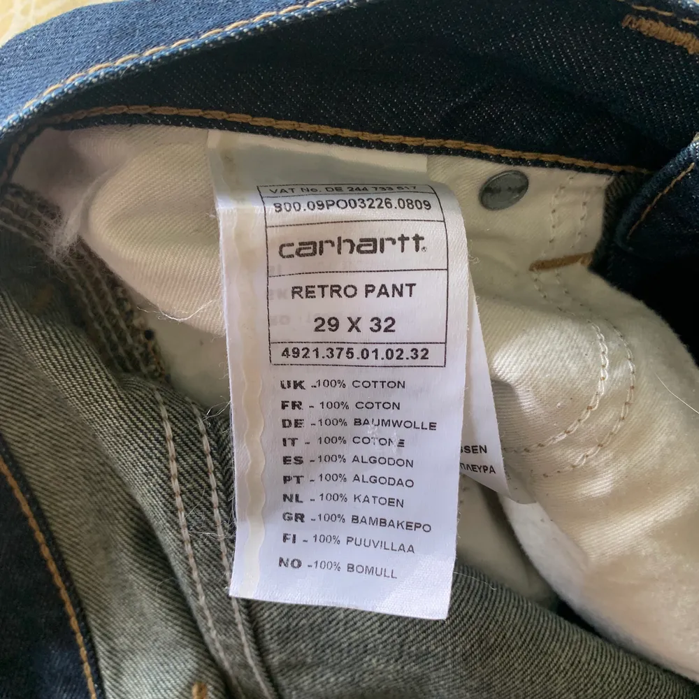 Carhartt retro pants / sparsamt använda 🕺🏻🪐 Avklippta nertill :) . Jeans & Byxor.