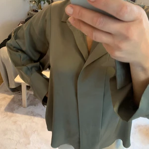 Blus från WERA - Härlig blus med fint fall och snitt i underbar grön färg. Aldrig använd, bara provad.