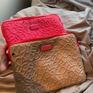 Marc by marc jacobs data fodral - Jag har ritat på dom lite med bläck som ni ser men ja 