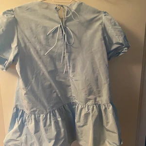 Söt blus från Zara  - Jag säljer en söt blus från Zara i babyblå färg! Den är i storlek xs men ganska stor i storleken så den passar även storlekarna s-m. Säljs pga används för lite! 