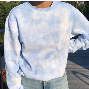 Tie-dye sweatshirt - Köpt denna på Plick förrut (inte min bild) Kan skicka bilder privat om man vill ha! Nyskick och jätte fin nu till sommarkvällar!❣️
