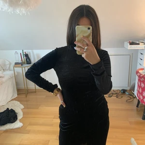 GINA TRICOT klänning - Klänning i sammet från Gina tricot. Använd en gång! Stretchigt material. Passar S-M. Köpare står för frakt💫