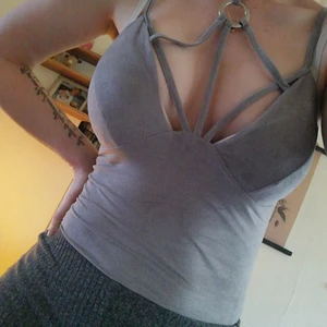 Sammets body från Missguided strl. 34 - Ljus grå body i sammet med choker och snygga detaljer, figursydd och strechig från Missguided, prislappen kvar. 