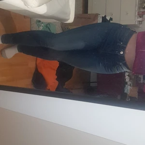 Lee jeans  - Stretchiga jeans från Lee. Aldrig använda. Kommer inte ihåg storlek men passar mig som är 1.68 Och oftast en m/s i jeans. Väldigt stretchiga så passar många storlekar:) nypris 1000