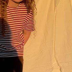 T-shirt - Enkel och snygg randig t-shirt i nyskick!