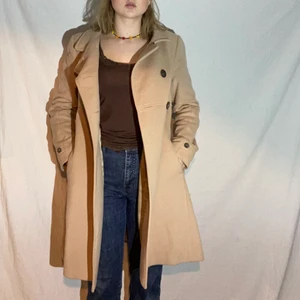 Kappa  - Behöver rensa min garderob så därav säljer jag nu denna jättefina kappa från Zara i storlek M. Fint skick. Först till kvarn💘 Fler kläder finns på Instagram @bored.vintage