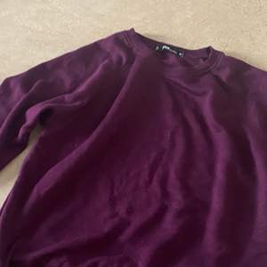 En lila tröja som är over sized, skönt material 
