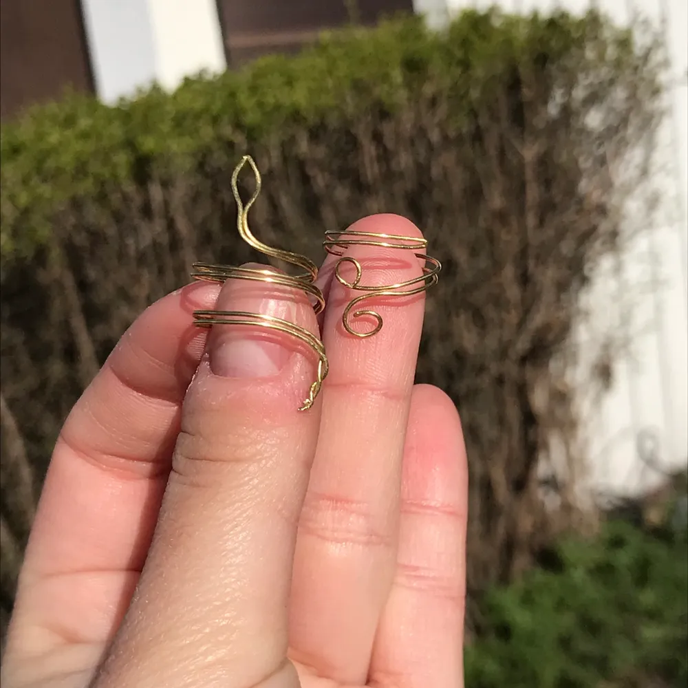 Handjorda wire rings som görs utefter dina mått☺️💗 fler modeller går även att göra säg bara till och de finns även i silver!🦋 endast 20kr. Accessoarer.