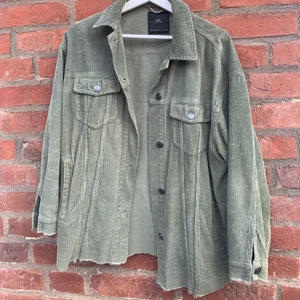 Populär jacka från Zara - Grön manchester jacka från Zara i storlek S. Kan mötas i Lund/Malmö eller skickas. 