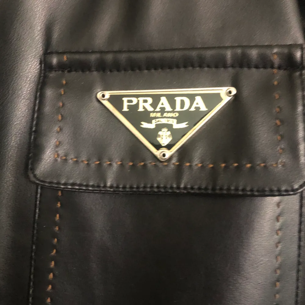 Skön jacka från Prada, köpt second hand. Står att det är storlek xxl på den, men sitter som s/m. Frakt ingår inte i priset, kan annars mötas upp i City eller Södermalm.. Jackor.