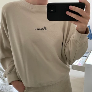 Swetcher  - Säljer min beige swetcher från Nelly  🌸 frakten står ni för 💕