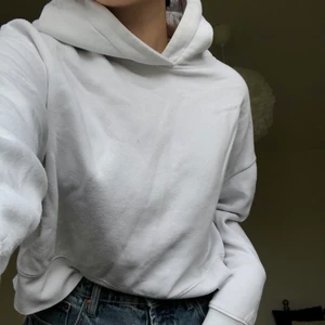 croppad vit hoodie - ganska gammal hoodie från zara, inte använd på flera år! inga fläckar eller slitningar, bara lite nopprig men inget värst 💖 storlek XL men passar M&L också
