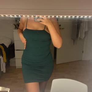 Säljer min gröna klänning i storlek xs, väldigt fin och är i dubbeltyg så inte genomskinlig alls, aldrig använd, köparen står för frakt
