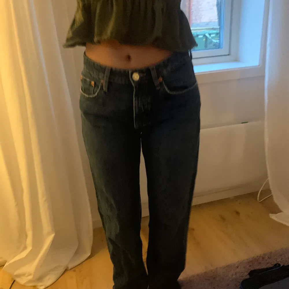 intressekoll på mina mid Rise zara jeans. Köpte dom i hösras och de är i storlek 38 men passar perfekt på min kompis som har storlek 34 (det är hon på bilden) skriv om ni är intresserade❤️❤️. Jeans & Byxor.
