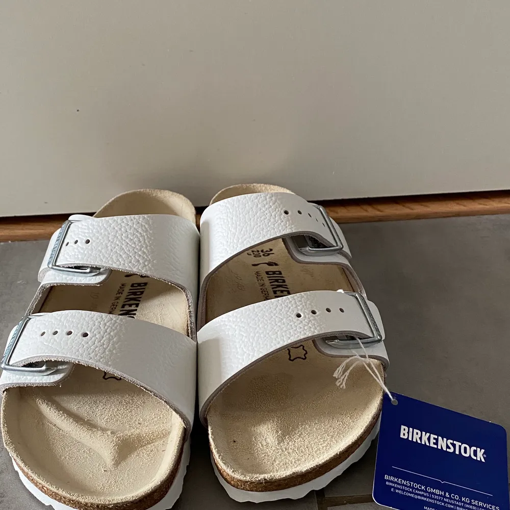 Birkenstock Arizona BS white. Helt nya och obrukade. Spännen för att reglera passform. Kartong medföljer vid intresse. . Skor.