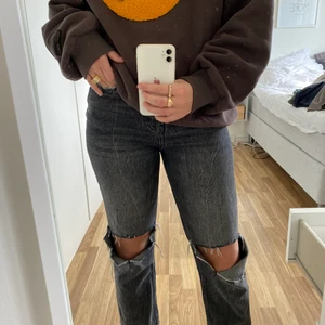 Slitna jeans  - Jeans från zara med stora slitningar. Älskar tvätten, lite kortare modell, men mycket snygga!